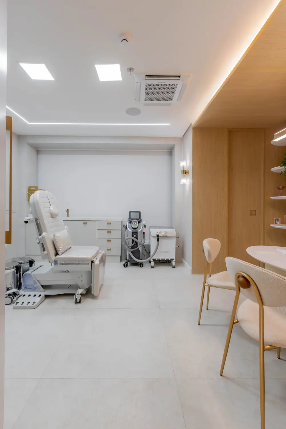 Sala de procedimentos da Clínica VHG com equipamentos de laser